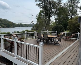 Beautiful 3 Bedroom Lake House - 里奇菲爾德 - 陽台