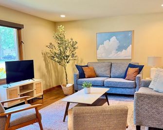 Spacious 2BR Condo & Garage + Perfect for Families + Walk to Dordt & Siouxnami - Sioux Center - Sala de estar