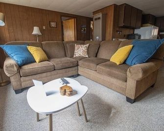Basswood Hideaway - Wooded Retreat Near Bass Lake And Lake Michigan! - Pentwater - Living room