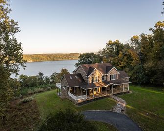 River Haven with Hot Tub - Delta - Budynek