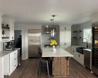 4,400 square foot home in Kalama with Columbia River views! - Kalama - Cocina