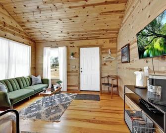 Rocky Ridge Cedar Cabin with Hot Tub & Amazing Views - Fredericksburg - Sala de estar
