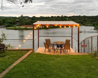Granbury Getaway with Lake Views 2 Mi to Downtown! - Granbury - Binnenhof