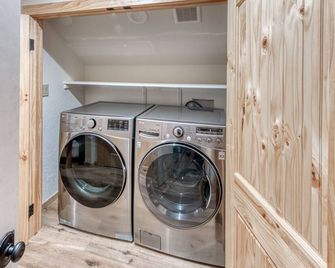 Bigfoot's Hideout - Shaver Lake - Lavandería