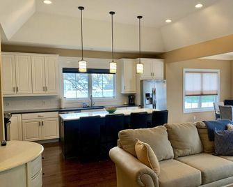 2 Blocks to Saratoga Race Track! - Saratoga Springs - Living room
