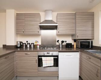 Quiet Two Bedroom House Driveway Parking & Garden - Wolverhampton - Kitchen