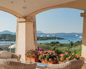 Petra Bianca - Arzachena - Balcón