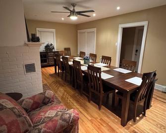 Inviting 3-bedroom house in Bloomsburg with WiFi - Bloomsburg - Eetruimte