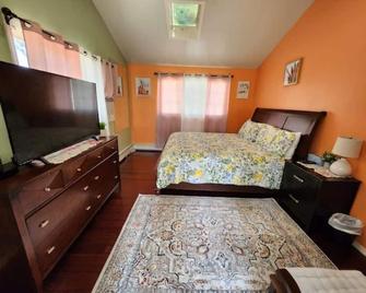 Lovely 1-Bedroom Apt With King Bed, 50” Tv. - Amityville - Bedroom