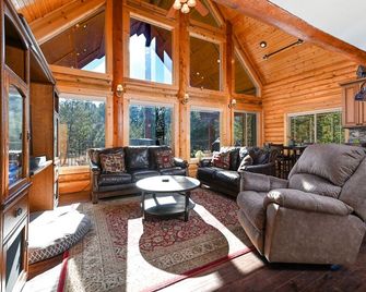 Log Cabin Getaway: Wifi, Gameroom, Firepit, Pets Ok! - Cascade - Living room