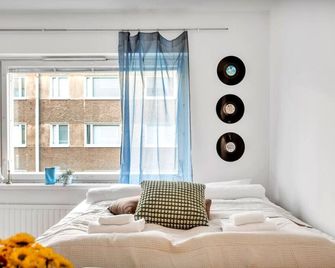 Design District w King Bed, Netflix, tram and bus nearby - Helsinki - Bedroom