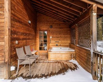 Hobart Peak Cabin w/ Jacuzzi and Wood Stove at Green Springs Inn - Ashland - Patio