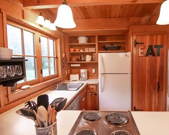 Cute Cabin in Yachats! Short walk to rivers' edge! - Yachats - Cocina