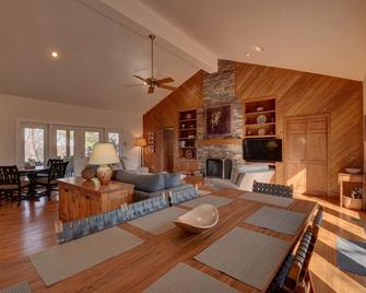 Big Sky Retreat - Incredible Mountain Views! Hike, golf, relax and unplug! - Dillard - Dining room