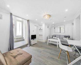 Greenwich Central one Bedroom Garden Flat - London - Living room
