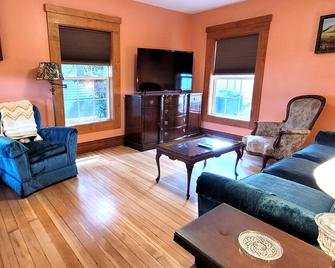 Cozy One Bedroom Cottage Getaway! - Gillette - Living room