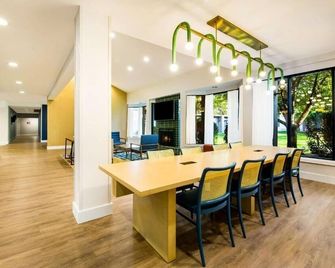 Your Home Away From Home! Close to Independence Hall, Pets are Welcome - فيلادلفيا - غرفة طعام