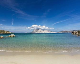 ريزورت جراند بايا - سان تيودورو - شاطئ