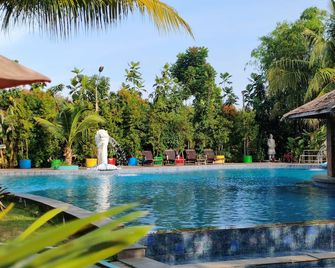 Thong's Inn Hotel Kualanamu - Medan - Piscina