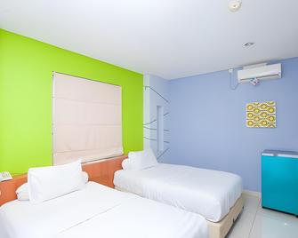 Cleo Guest House - Bandung - Habitación