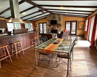 27 Acre Wine Country Estate - Austinburg - Essbereich