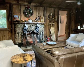 Adventure awaits - Palomar Mountain - Living room