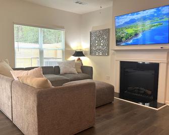 Beautiful & cozy house in Tucker - Tucker - Living room