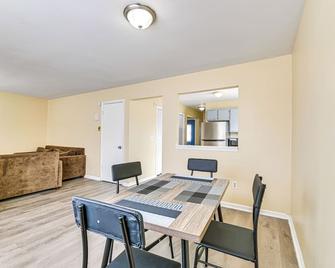 Near Hospitals Home With Yard In Albany! - Albany - Dining room