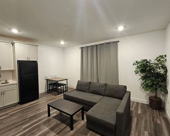 Charming 1-bedroom apartment in marvelous Roseville with WiFi, AC - Roseville - Living room