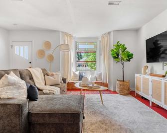 The Red Steps Away From World's Largest Dinosaur 3BR House - Drumheller - Living room