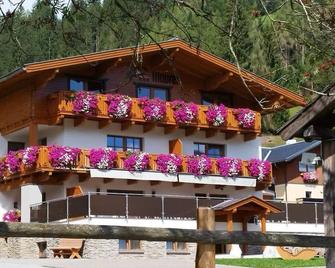 #7 Sternenblick - 3 room apartment south facing - Landhaus Maurer - Wagrain - Building