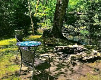 Rustic Log Cabin #6 - 'Fireside' Near Franconia Notch State Park - Lisbon - Patio