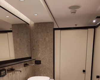 The O Pod Capsule Hotel - Tel Aviv - Baño