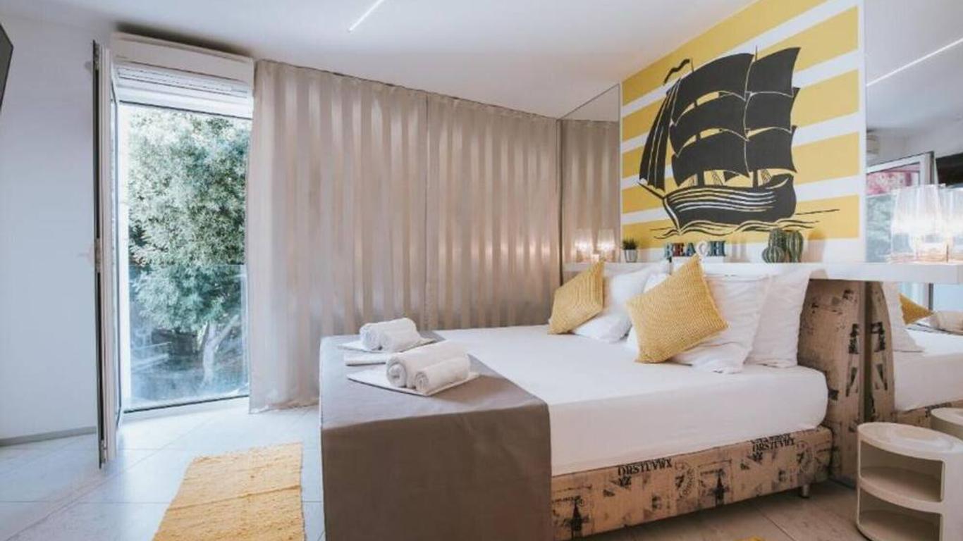 Avis Hotel