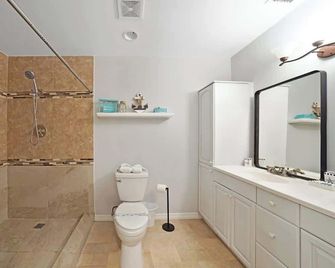 Home wpool by Dream Vacation unit DFS - Deerfield Beach - Baño