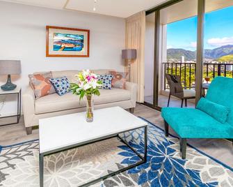 Warm Aloha Vibes, Mountain Views, Short Walk to Beach, and Free Parking - Honolulu - Living room