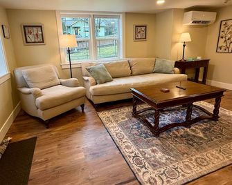 State Street Cottage, Suite 1 - Pullman - Wohnzimmer
