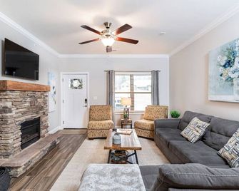 Gorgeous Cades Cove Condo with Community Pool - Townsend - Living room