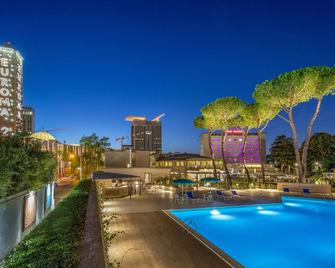 โรงแรมกริสโตโฟโร โกลอมโบ - โรม - สระว่ายน้ำ