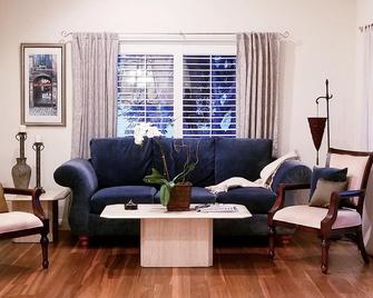 Cozy And Chic Living In Redondo Beach. Entire Upstairs. - Redondo Beach - Living room