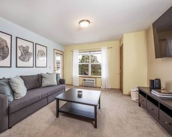 4 Lodge - Minutes to Downtown, Breweries and Waterfront! - Hood River - Living room