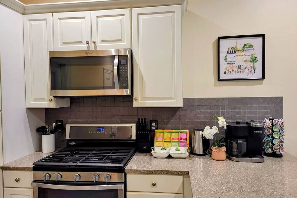 New England Charm Meets Modern Luxury, Harvard Sq - קיימברידג' - מטבח