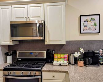 New England Charm Meets Modern Luxury, Harvard Sq - קיימברידג' - מטבח