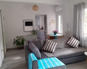 Entire apartment in Glyfada, Greece - Glyfada - Obývací pokoj