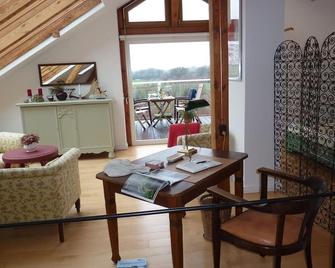 Historic, beautiful holiday home, right on the Kiel Canal - Kronshagen - Sala de estar