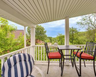 Charming West Mifflin House - 3 Mi to Kennywood! - West Mifflin - Balkon