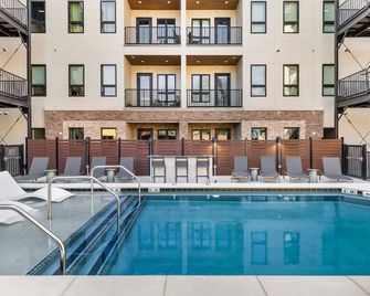 Chic Music Row Condo Rooftop Deck with City View Gym Office and More - Nashville - Piscina