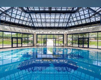 أزيموت جراند هوتل تاشكينت - تاشكينت - حوض السباحة