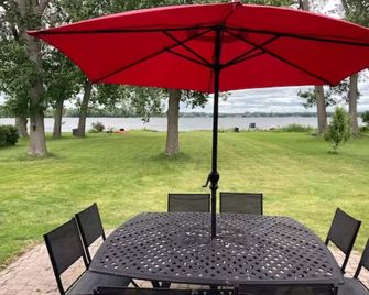 Direct Lakefront Cottage On Lake Simcoe - Orillia - Patio