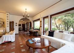 Villa Tanca with Terrace and Views - Monterosso al Mare - Wohnzimmer
